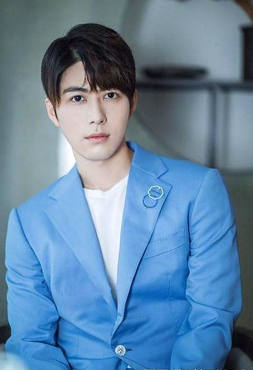 娱乐圈秘闻揭秘：明星背后的真相与谣言纠缠